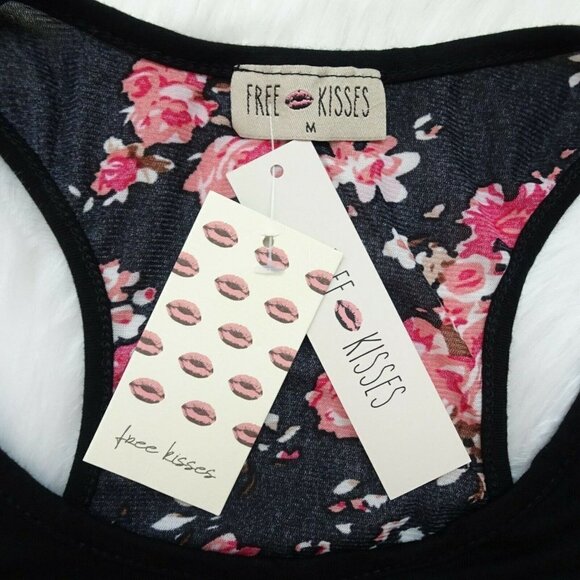 💰3/$25 NWT Free Kisses Tank Top Graphic Floral "Love Your #Selfie"  M - Picture 8 of 12